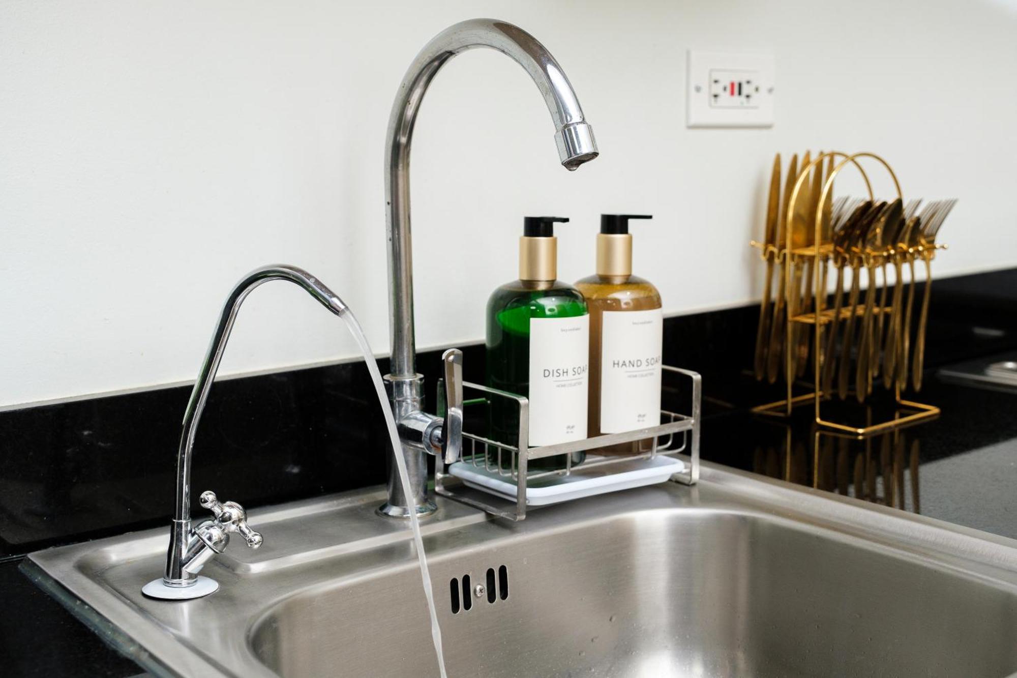 2 Side-By-Side P00L Front Condos, 6 Beds, 2 Cr, 2 Kitchen For 10 Guests At Moa 마닐라 외부 사진
